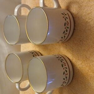 Vintage‎ 1987 Arby's Gold Rim Christmas Holly Berries Red Green Stripes Set of 4